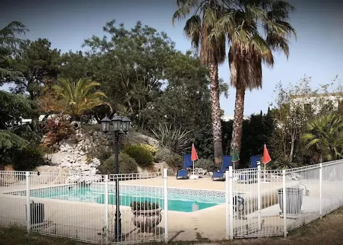 Sejour Au Calme Avec Piscine Et Jardin アパート